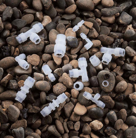Saniflex Pureloc® är tillverkad i precisionsgjuten PFA fluorpolymer. Det ger en stark, kemisk
resistent och trycktålig koppling. Med en greppring i kolfylld Tefzel® erhålls en säker och korrekt
tätning för tryck upp till 20 bar och fullt vakuum. Pureloc är enkel att montera och kan återanvändas.
Kopplingen passar alla typer av semi-flexibla slangar som Nylon, PE, PP, PFA, PTFE och FEP.
Material och design möter FDA , NSF51 och NSF61.